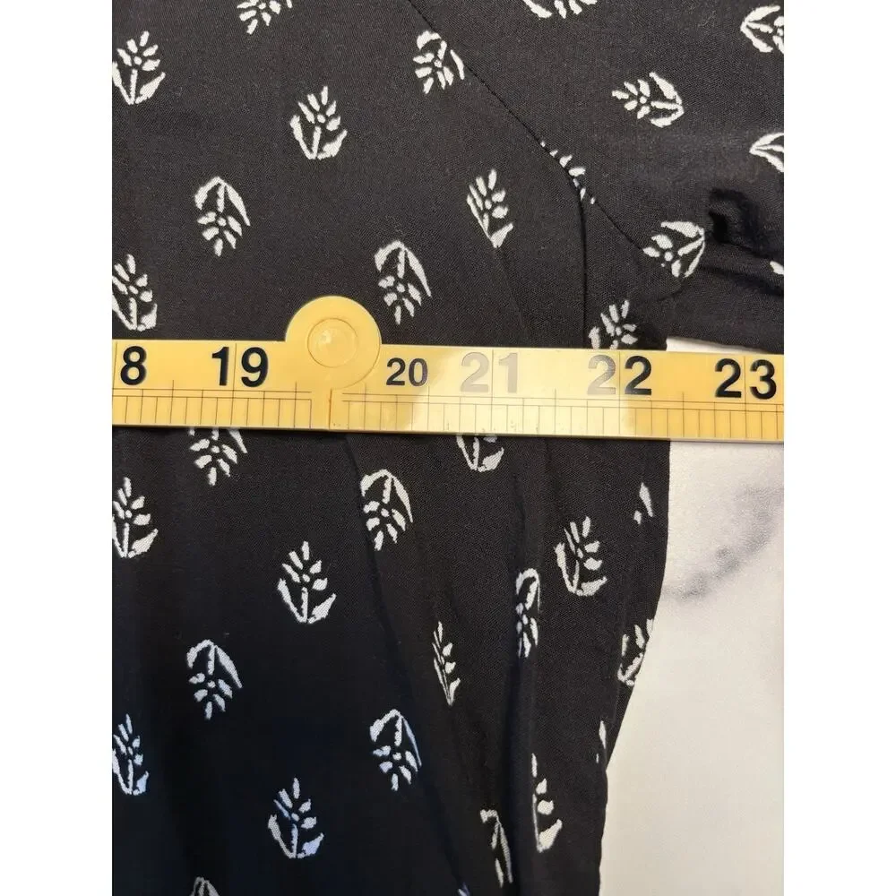 Old Navy Women’s Black & White Geometric V Neck Puff Short Sleeve Blouse XL